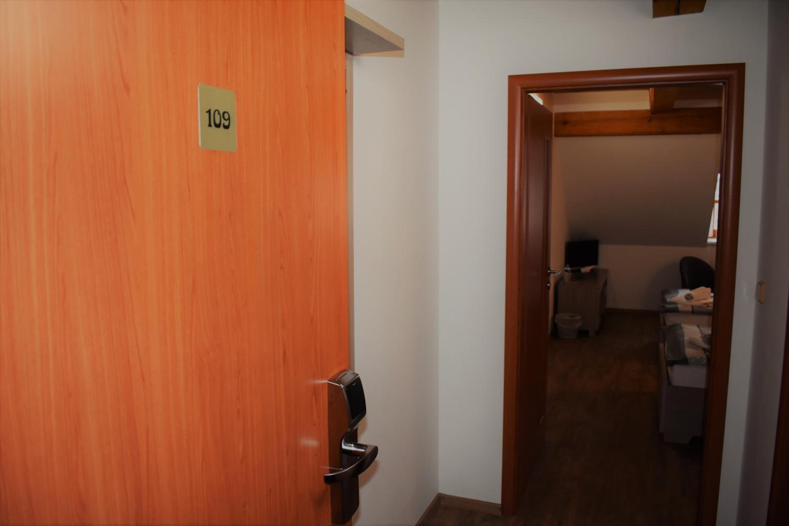Twin Room with Private Bathroom - Photo 5