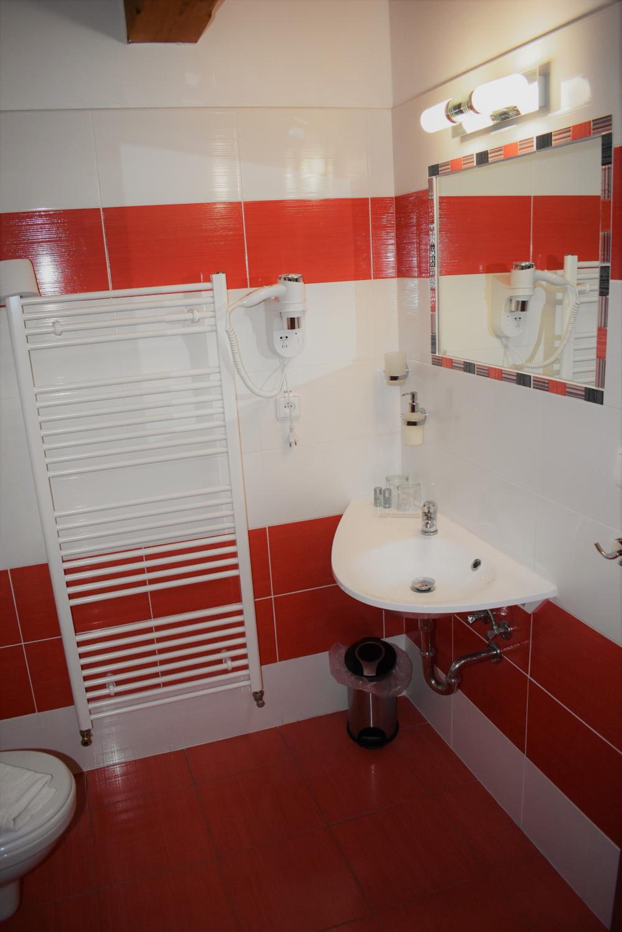 Twin Room with Private Bathroom - Photo 2