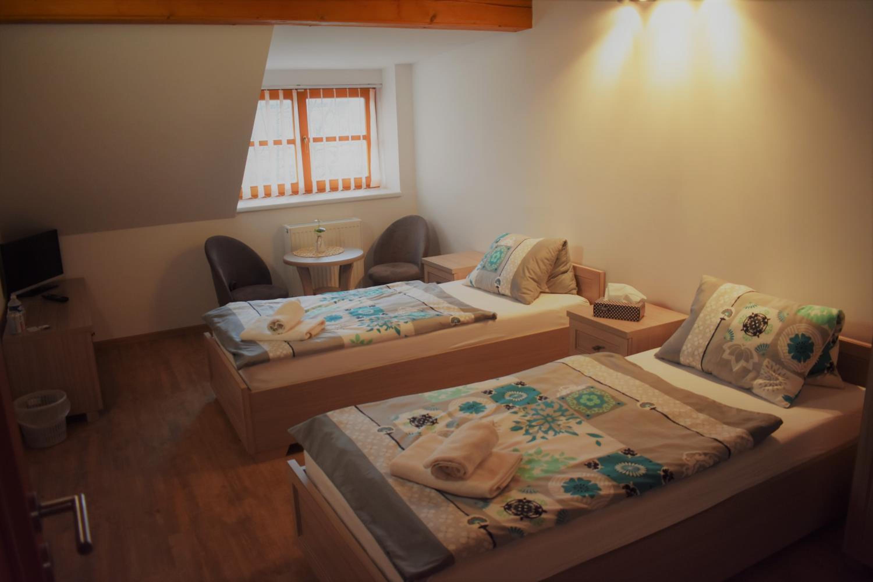 Twin Room with Private Bathroom - Photo 4