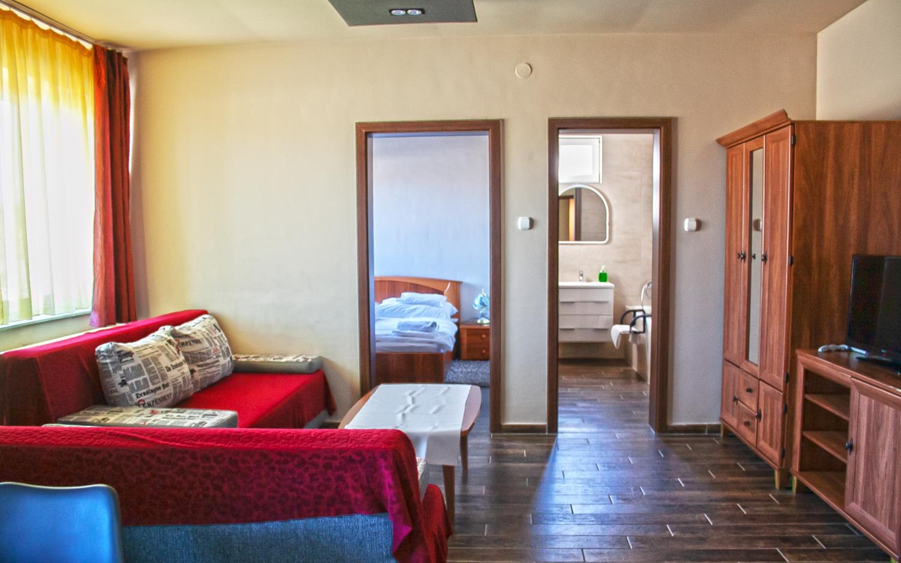 One-Bedroom Apartment - Photo 2