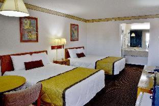 Standard Queen Room with Two Queen Beds - Non Smoking/Upper Floor - Photo 2