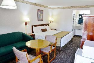 Standard King Room with Sofa Bed - Non Smoking - Photo 8