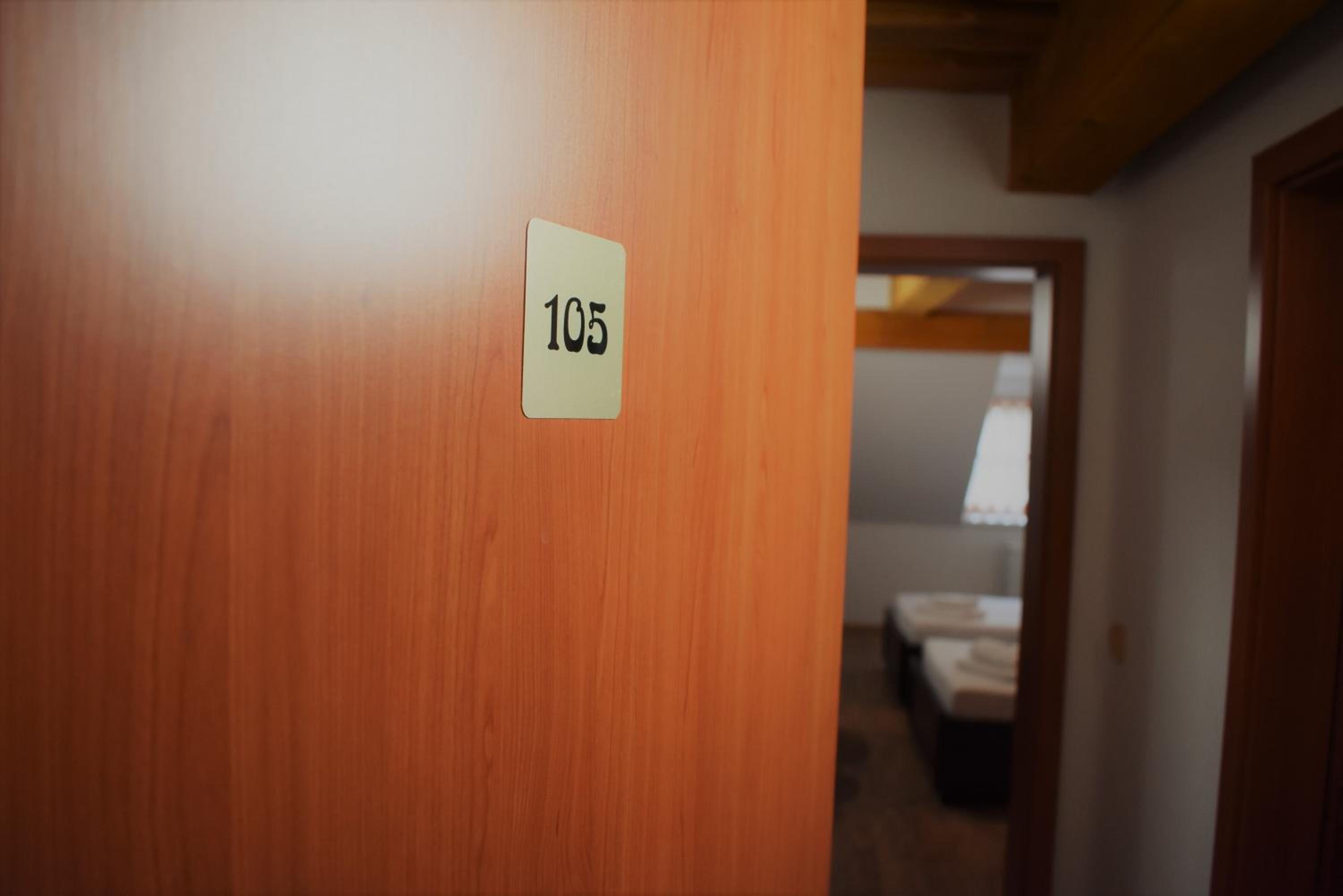 Twin Room with Private Bathroom - Photo 10