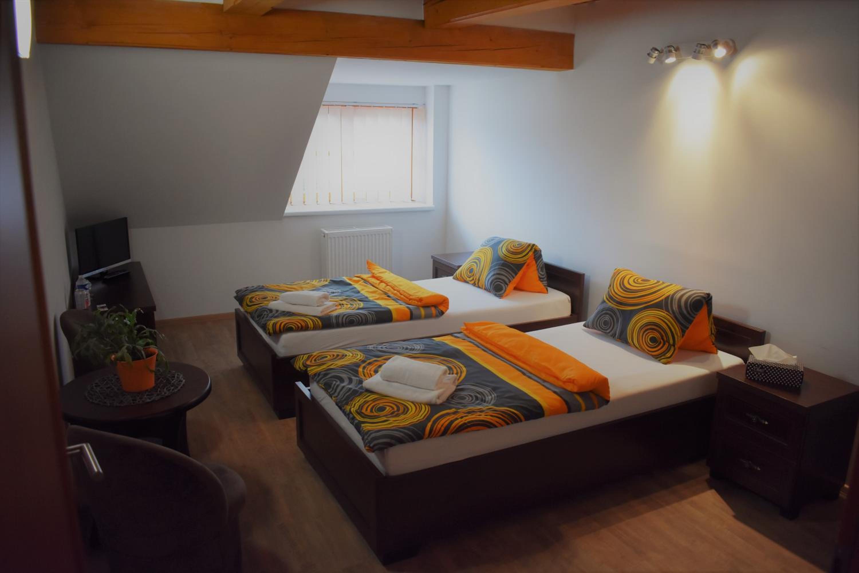 Twin Room with Private Bathroom - Photo 8