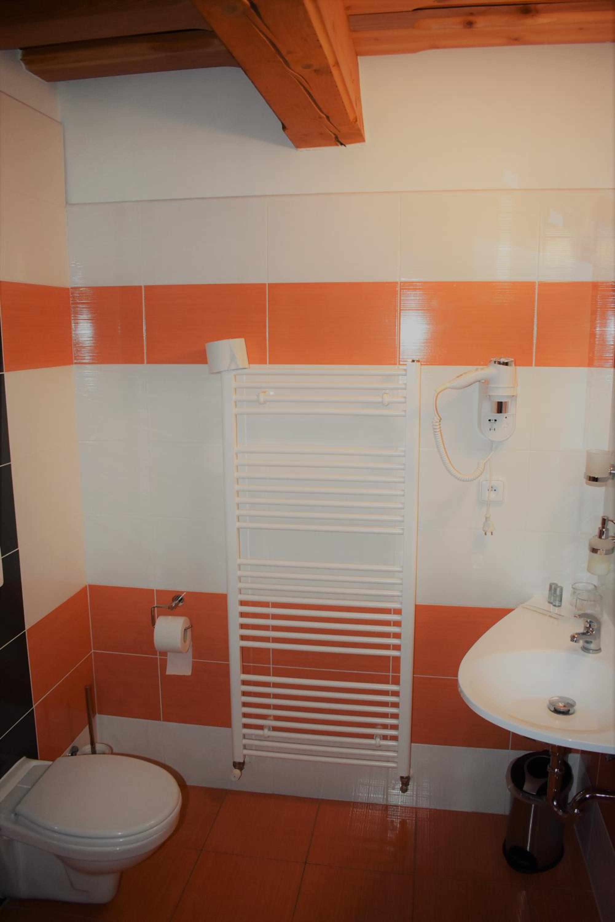 Twin Room with Private Bathroom - Photo 7