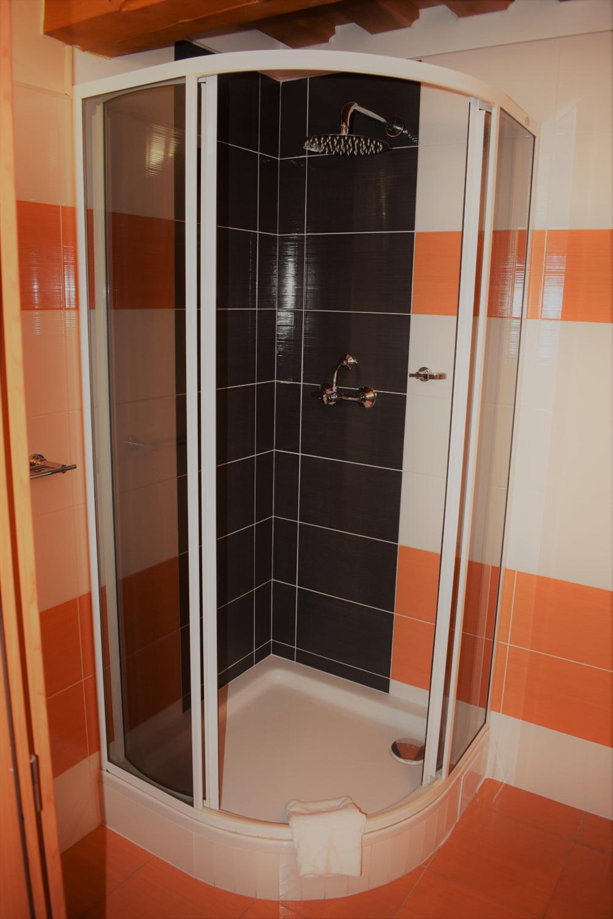 Twin Room with Private Bathroom - Photo 6