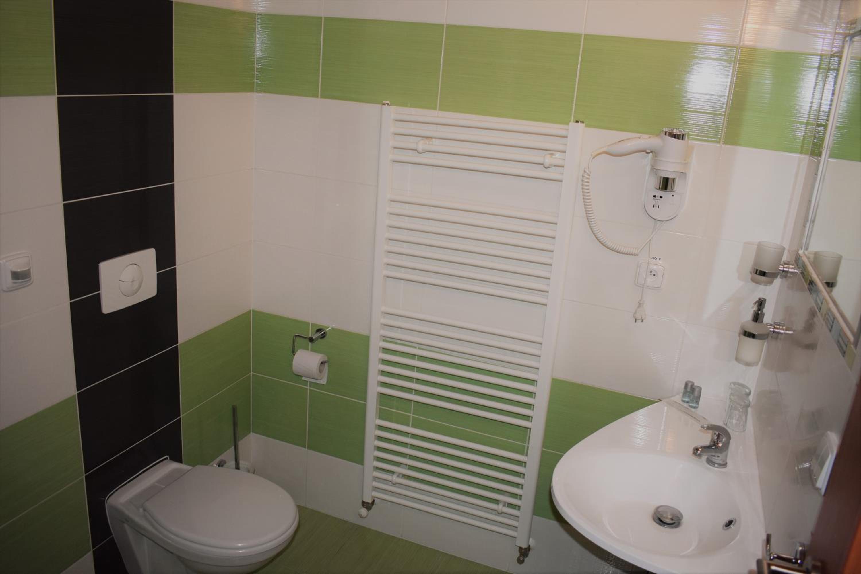 Twin Room with Private Bathroom - Photo 12