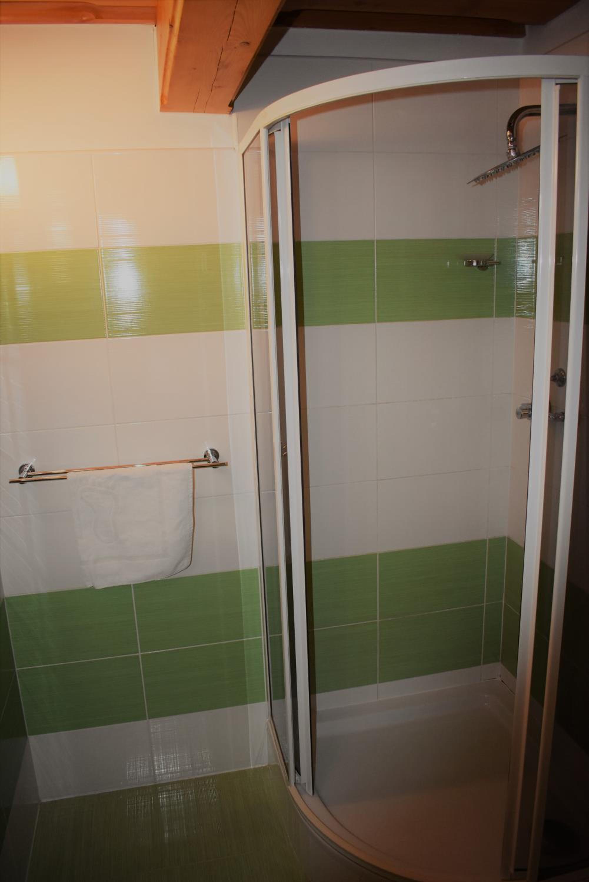 Twin Room with Private Bathroom - Photo 11