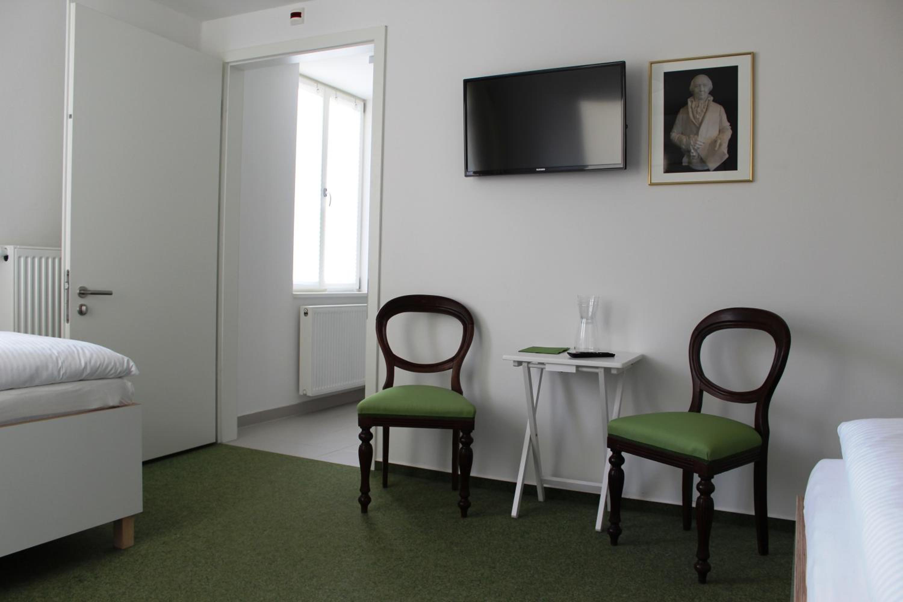Twin Room - Photo 6