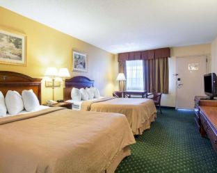 Queen Room with Two Queen Beds - Non-Smoking - Photo 10