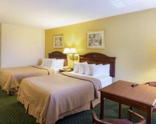 Queen Room with Two Queen Beds - Non-Smoking - Photo 9