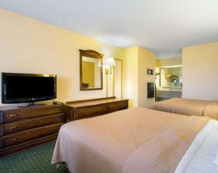Queen Room with Two Queen Beds - Non-Smoking - Photo 11