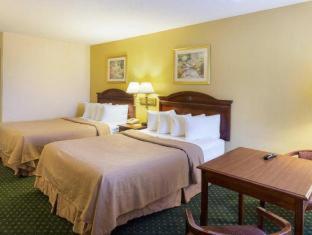 Queen Room with Two Queen Beds - Non-Smoking - Photo 7