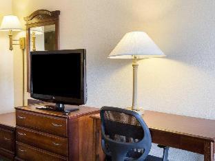 Queen Room with Two Queen Beds - Non-Smoking - Photo 3