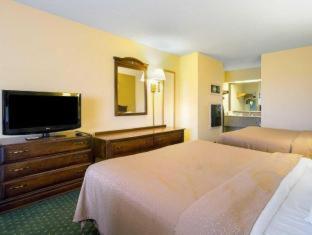 Queen Room with Two Queen Beds - Non-Smoking - Photo 5