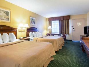 Queen Room with Two Queen Beds - Non-Smoking - Photo 4
