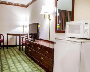 Efficiency Queen Room with Two Queen Beds - Non Smoking  - Photo 1