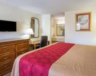 Queen Room with Two Queen Beds - Smoking photo 2