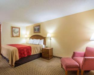 Queen Room with Two Queen Beds - Smoking photo 3
