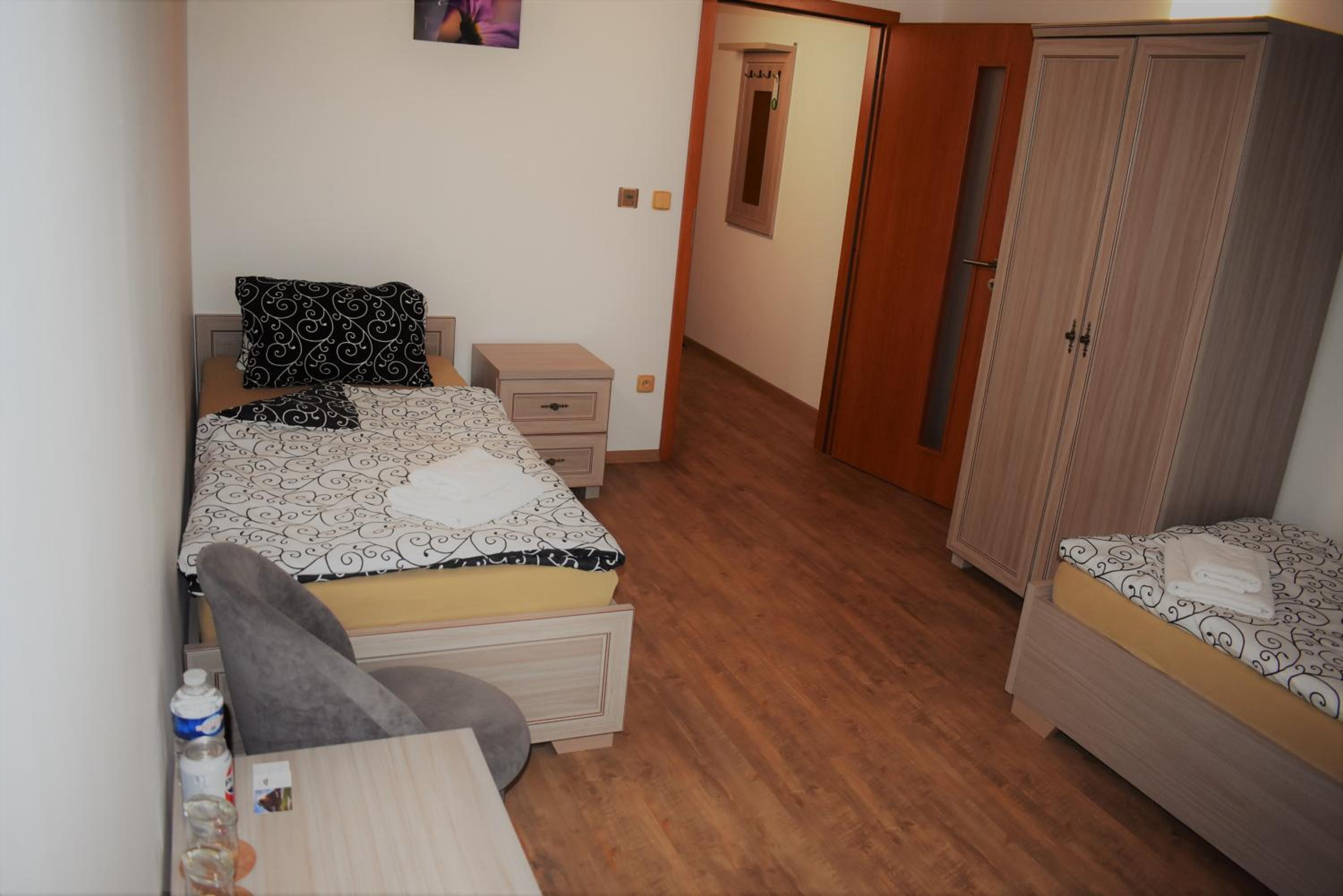 Twin Room - Disability Access - Photo 4