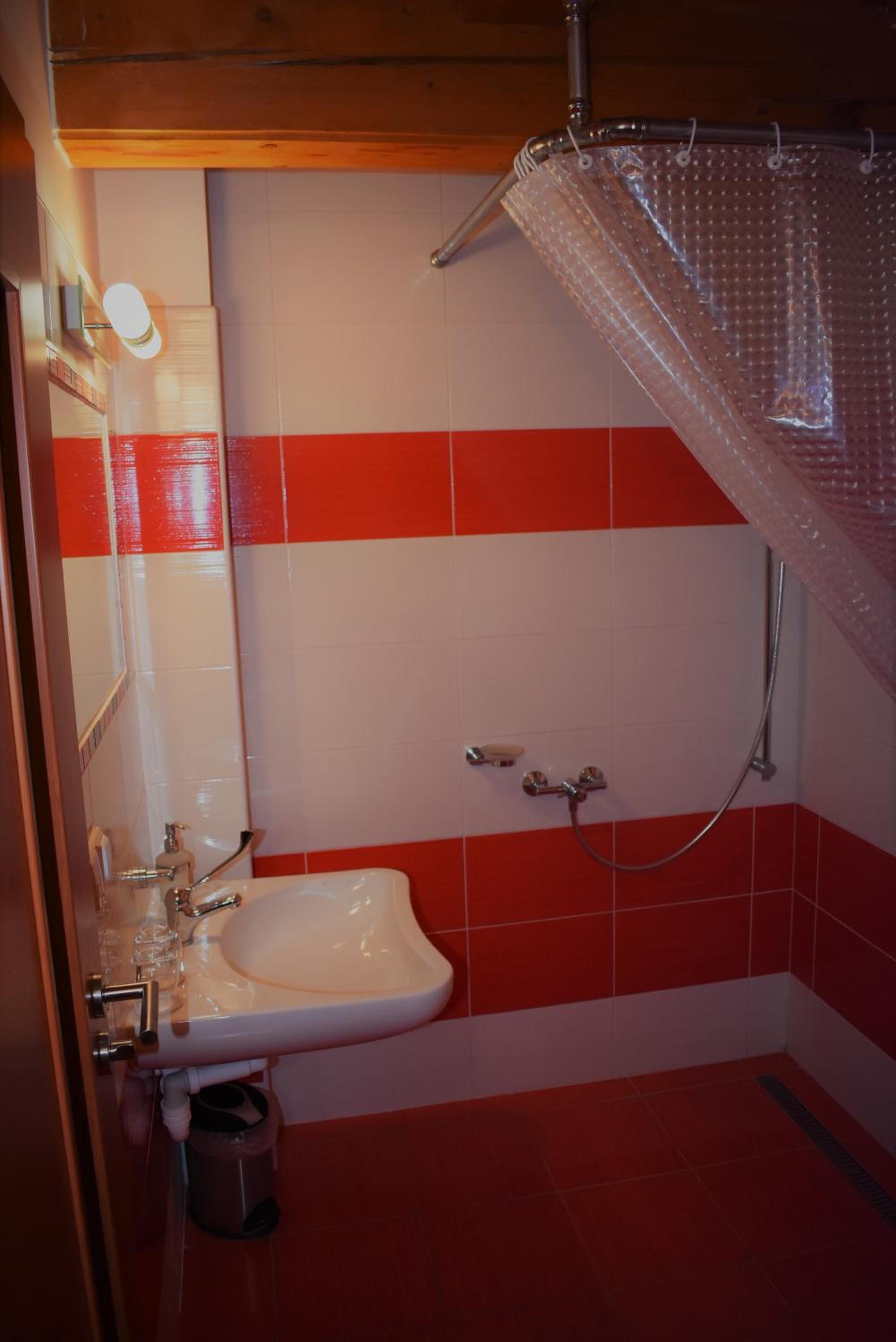 Twin Room - Disability Access - Photo 3