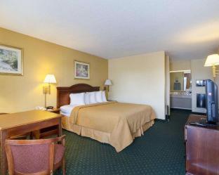 King Suite with Spa Bath - Smoking - Photo 2