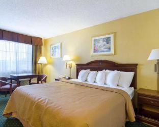King Suite with Spa Bath - Smoking - Photo 3