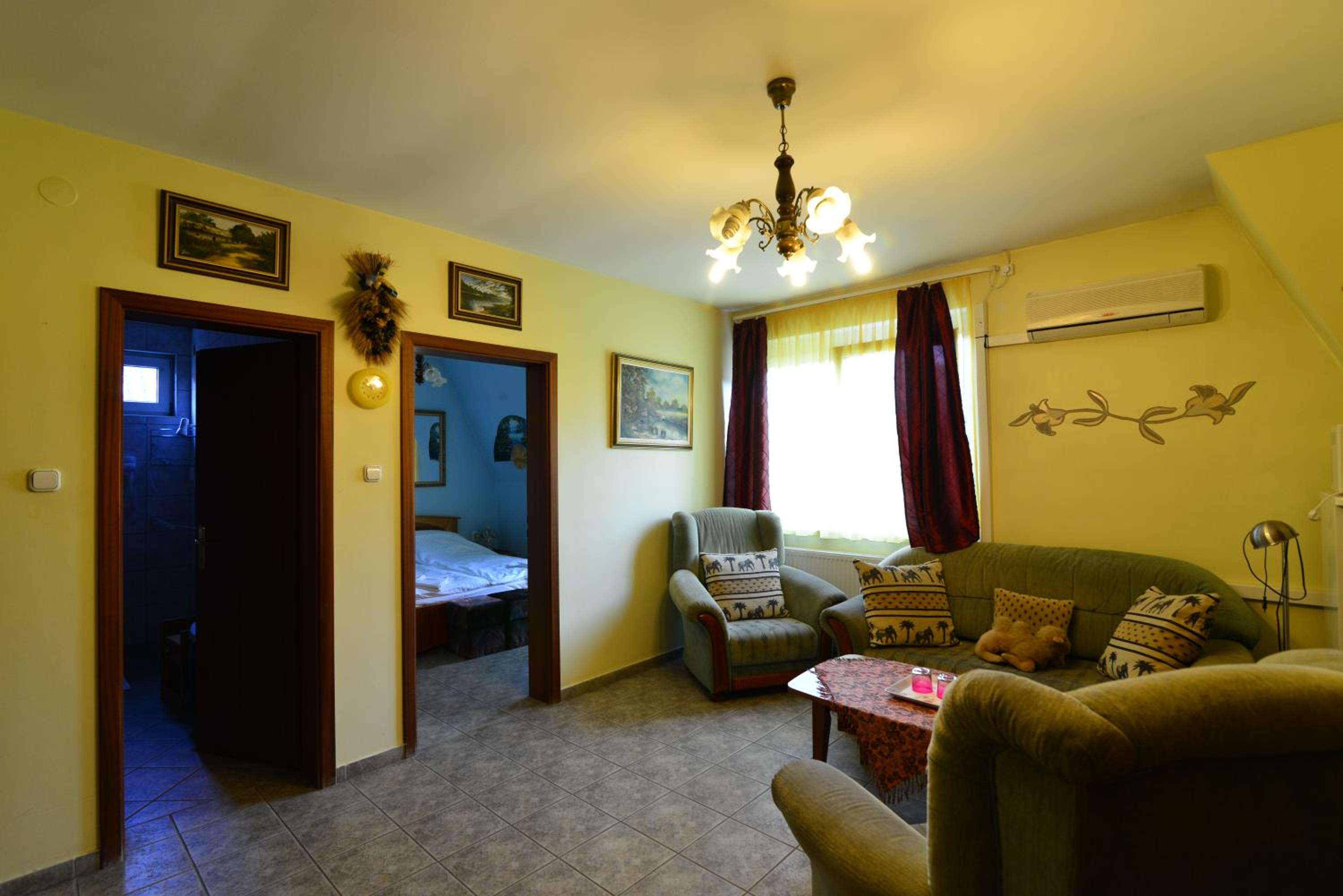 One-Bedroom Apartment - Photo 3