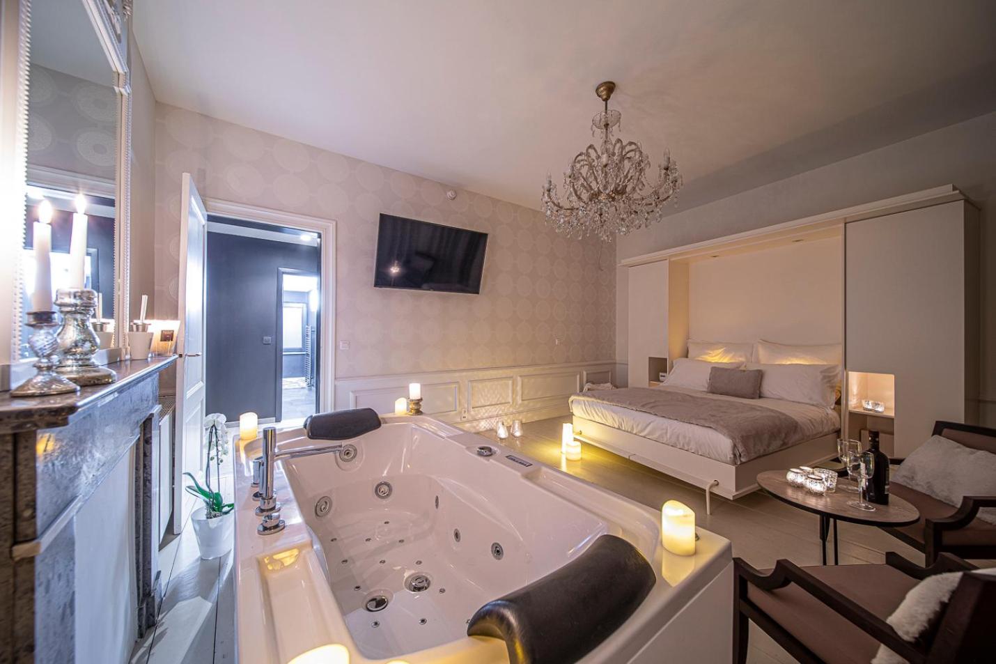 Deluxe Suite with Spa Bath
