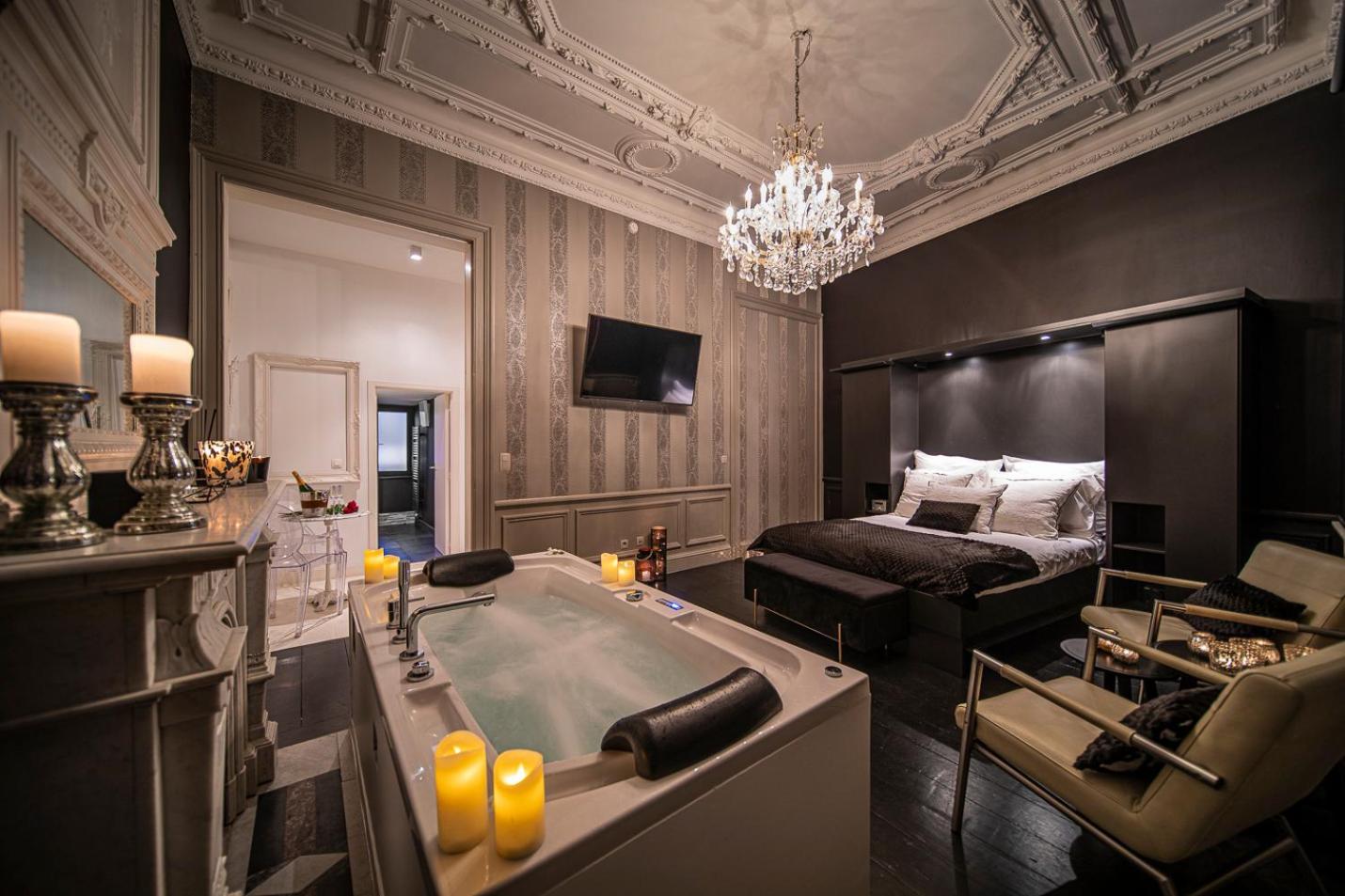 Deluxe Suite with Spa Bath - Photo 2