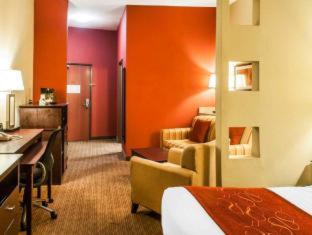 Family King Room with Tub -  Accessible/Non Smoking - Photo 5