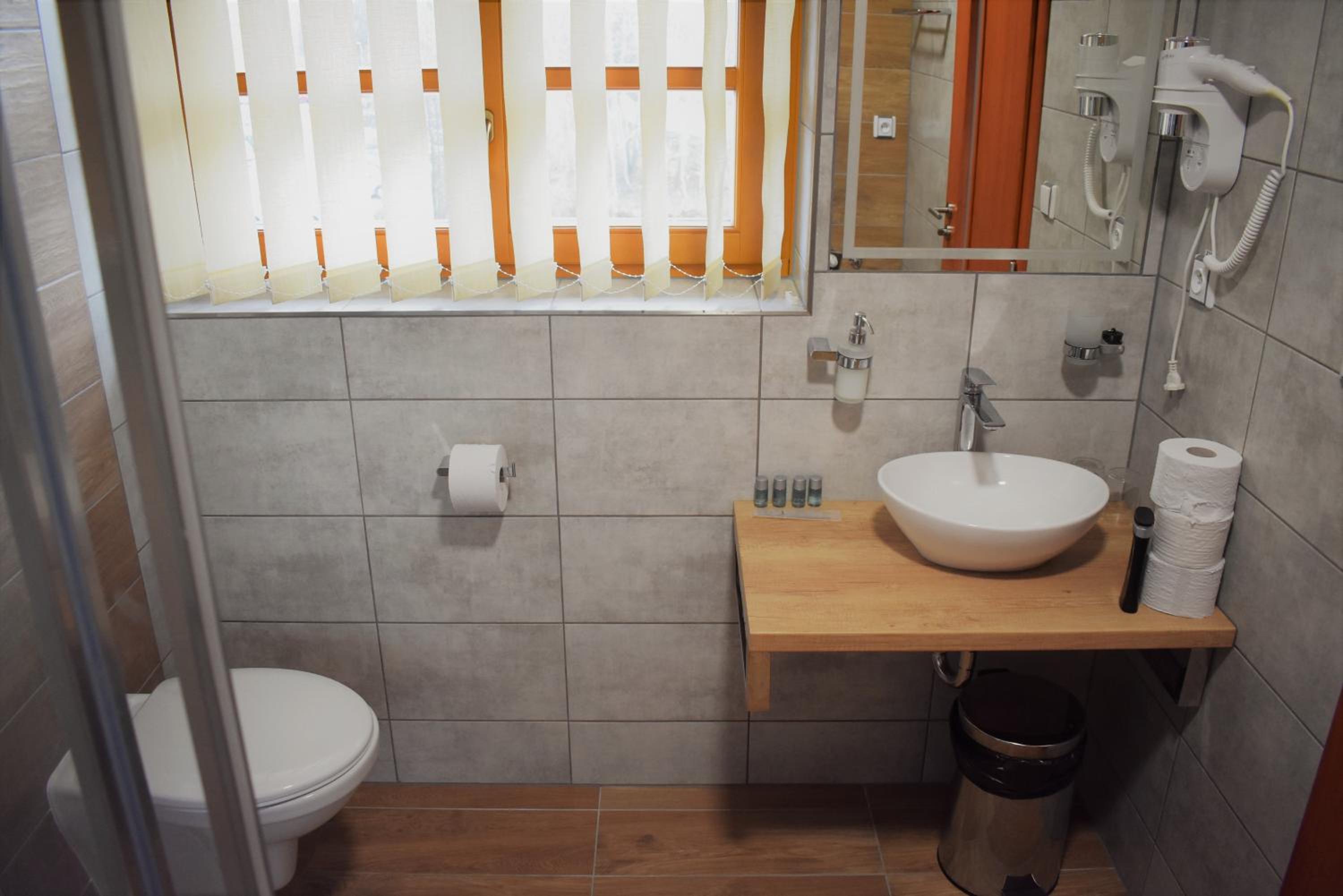 Apartment with Shower - Photo 8