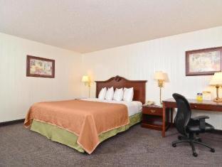 King Room with Tub and Grab Bars - Mobility/Hearing Accessible - Non-Smoking photo 3