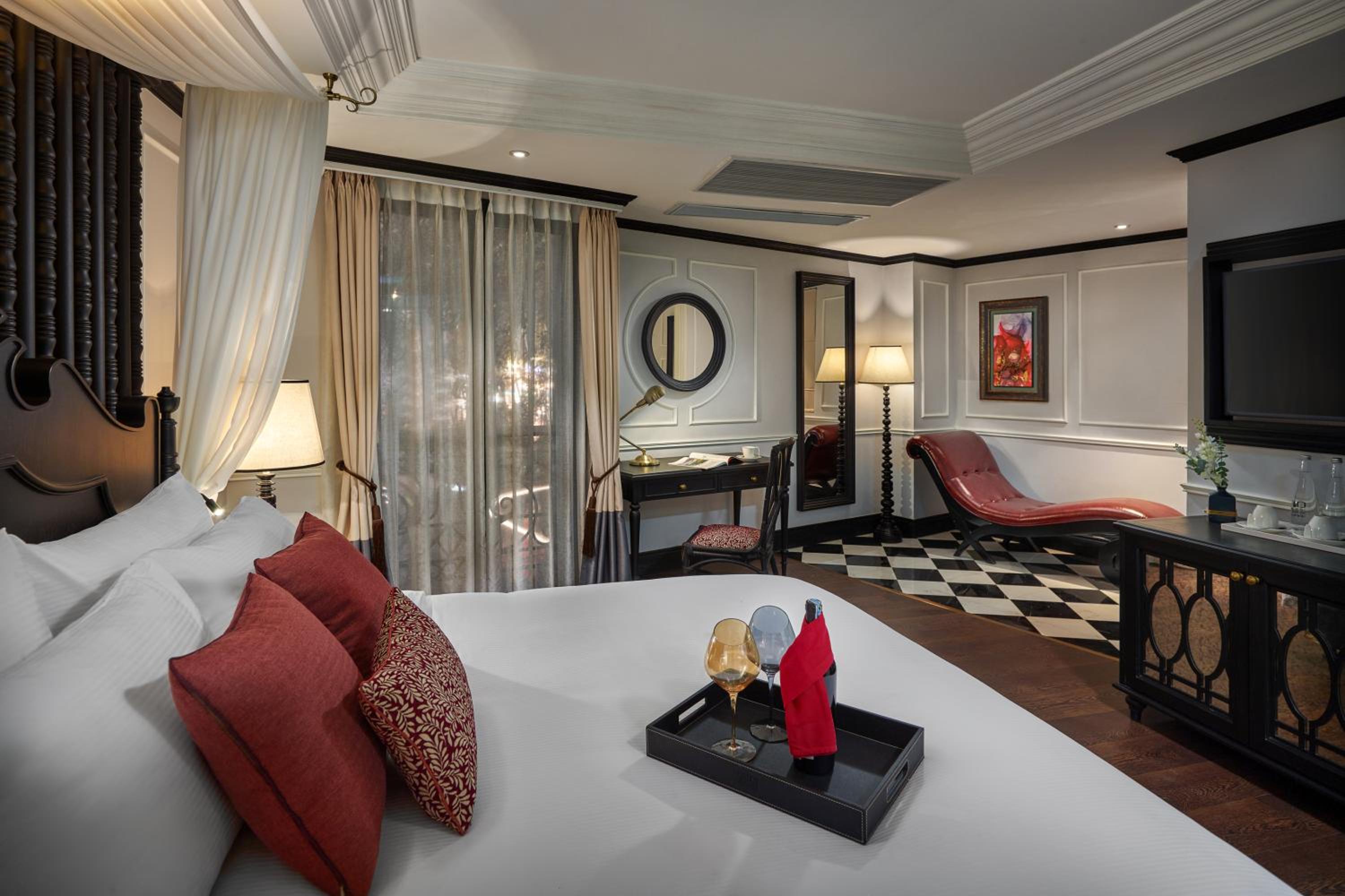 Deluxe King Suite - Free 1 drink