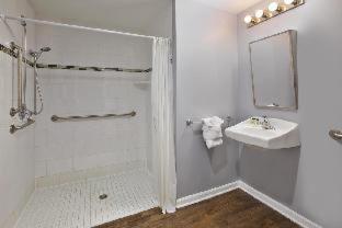 Queen Room - Non-Smoking photo 2
