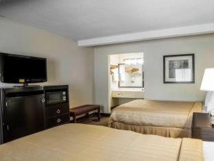 Double Room with Double Beds and Roll-In Shower - Disability Access/Non Smoking - Photo 3