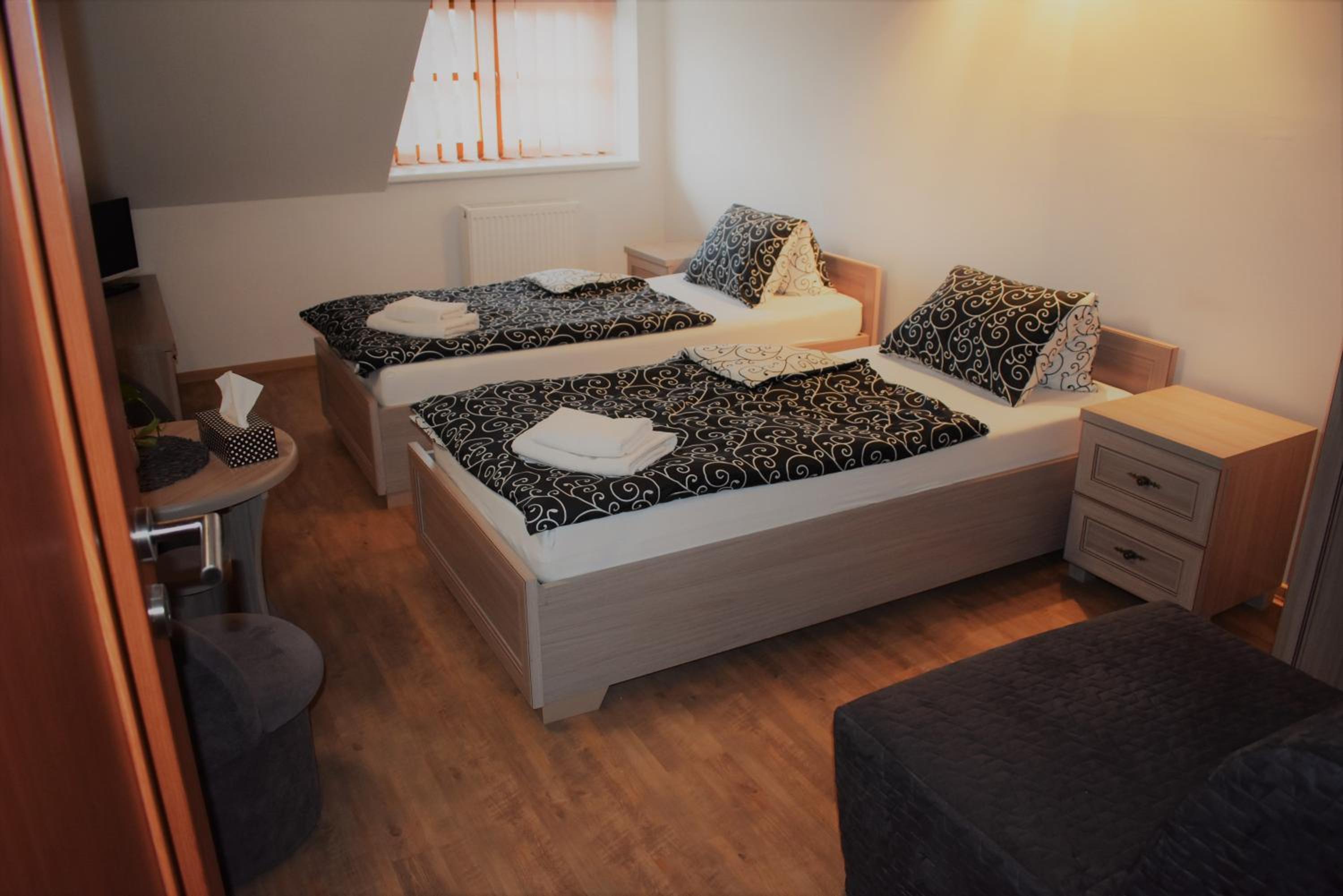 Twin Room with Extra Bed - Photo 2