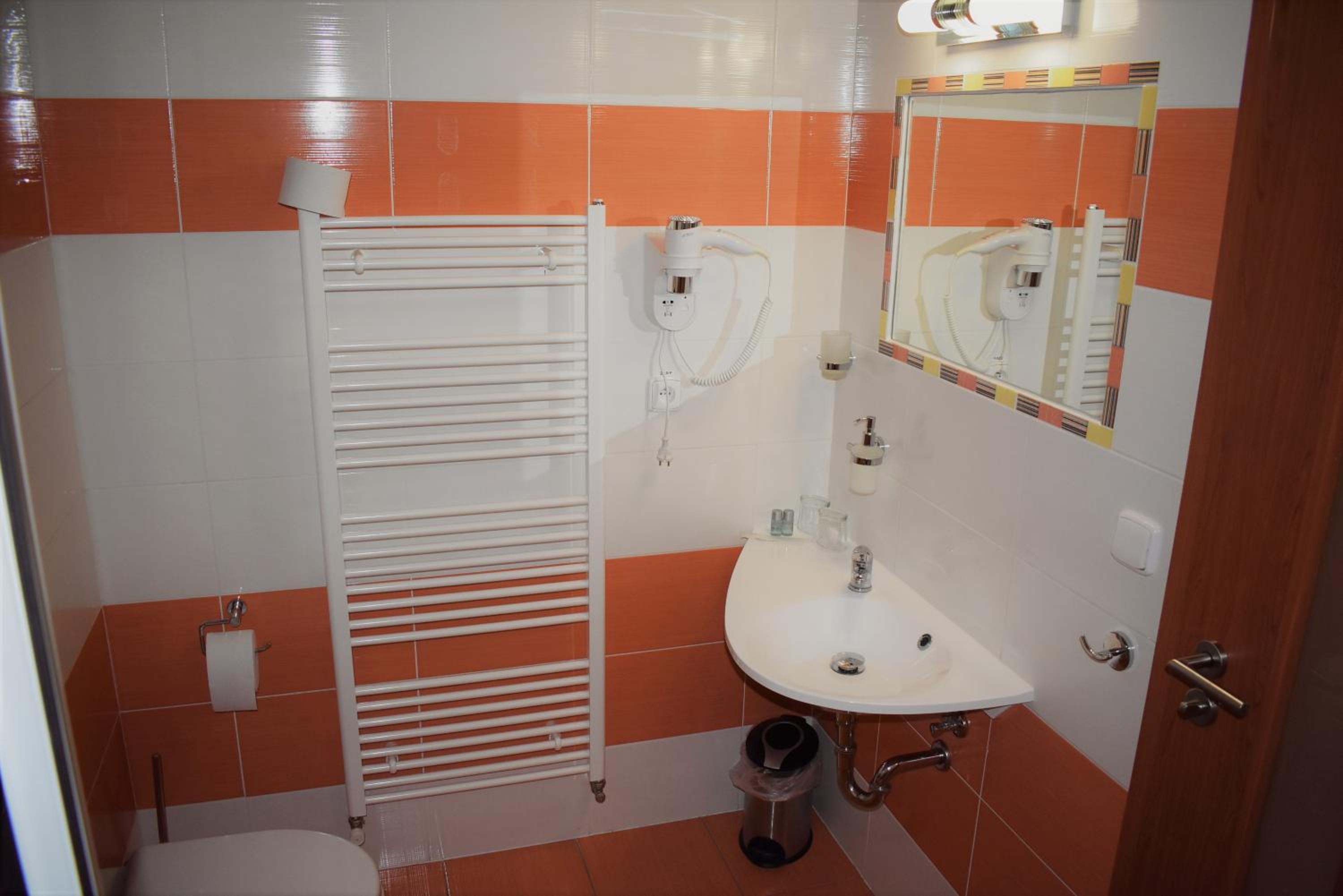 Twin Room with Extra Bed - Photo 3