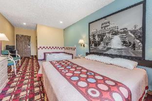 King Suite with Roll-in Shower - Mobility Access/Non-Smoking - Photo 1