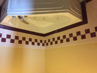 King Suite with Roll-in Shower - Mobility Access/Non-Smoking - Photo 2