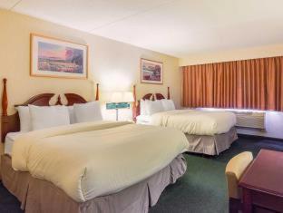 King Suite with Sofa Bed - Non Smoking - Photo 4