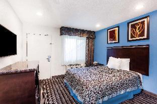 Queen Room with Roll-In Shower - Disability Access/Non-Smoking - Photo 3