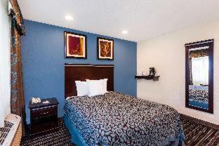 Queen Room with Roll-In Shower - Disability Access/Non-Smoking - Photo 2