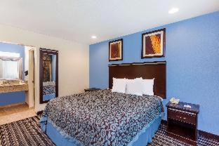 Queen Room with Two Queen Beds - Non-Smoking - Photo 3