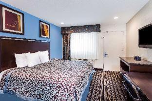Queen Room with Two Queen Beds - Non-Smoking - Photo 2