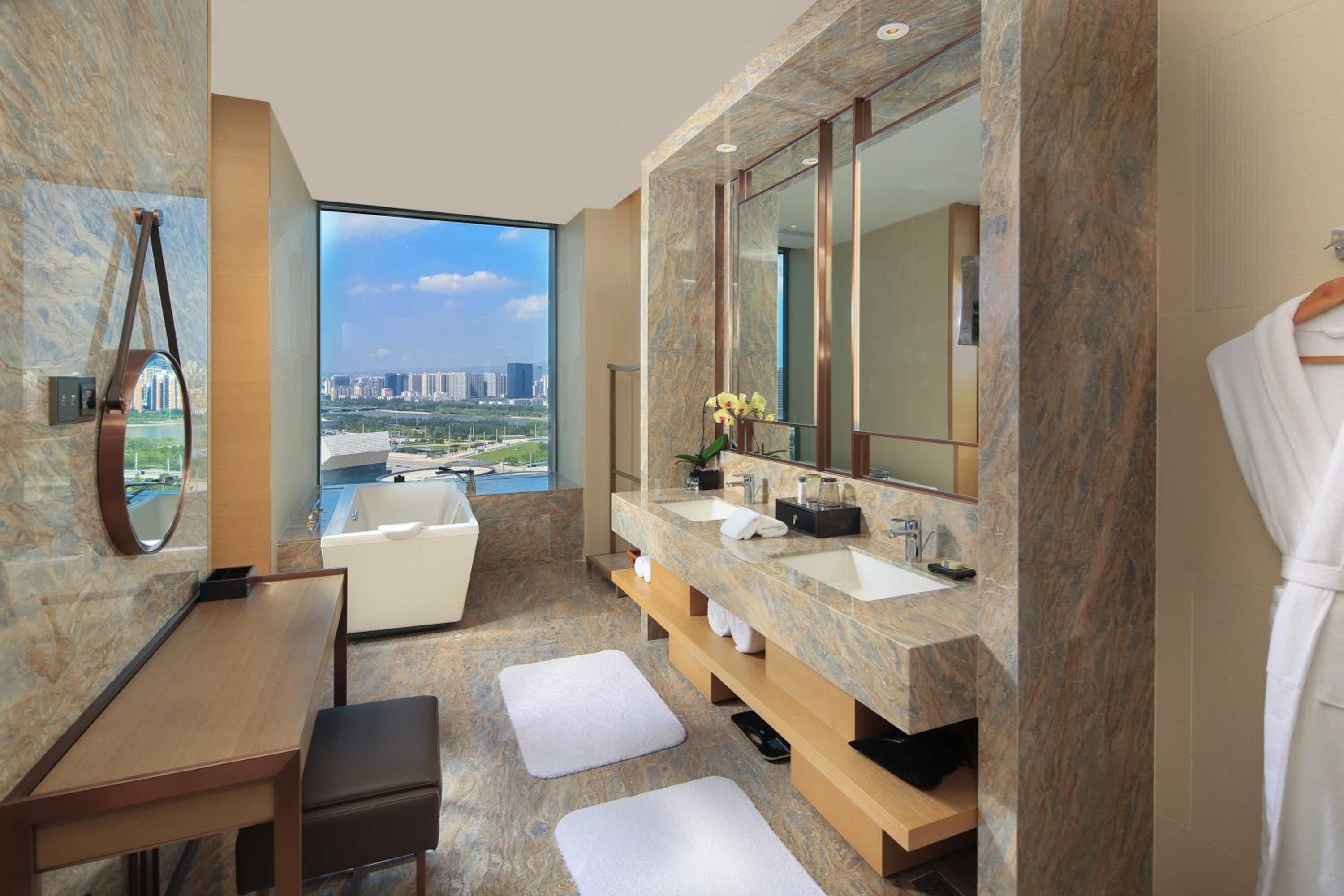 One-Bedroom Suite with Club Lounge Access photo 3