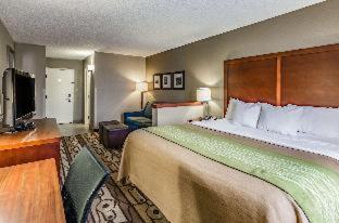 King Room with Tub - Mobility Accessible/Non Smoking - Photo 1
