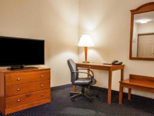Quadruple Room - Non-Smoking - Photo 5