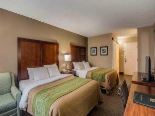 Queen Room with Two Queen Beds - Non Smoking - Photo 1