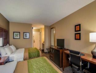 Queen Room with Two Queen Beds - Non-Smoking - Photo 2
